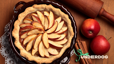 Tarte aux pommes sur une table en bois