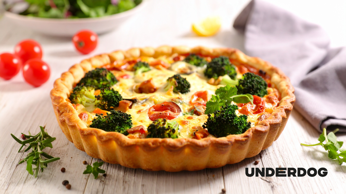 Une tarte aux légumes est posé sur une table à manger