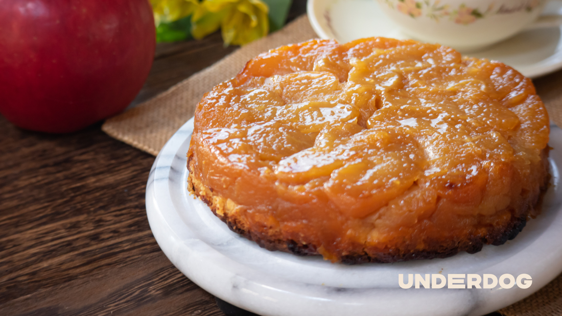 une tarte Tatin bien présentée sur une table