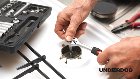 Personne réparant une cuisinière