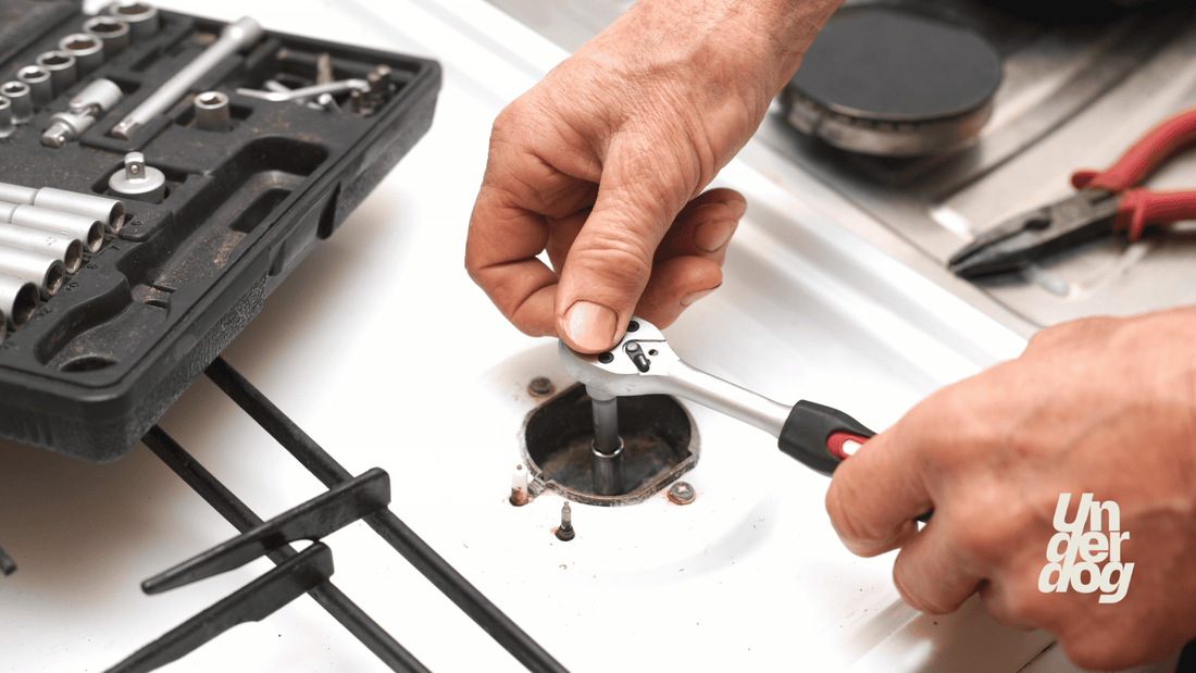 Personne réparant une cuisinière