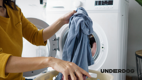 Une personne vide le linge du sèche-linge