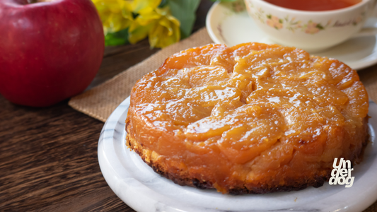 une tarte Tatin bien présentée sur une table