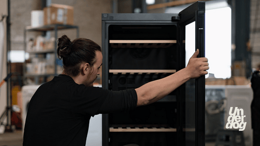 Un technicien répare une cave à vin
