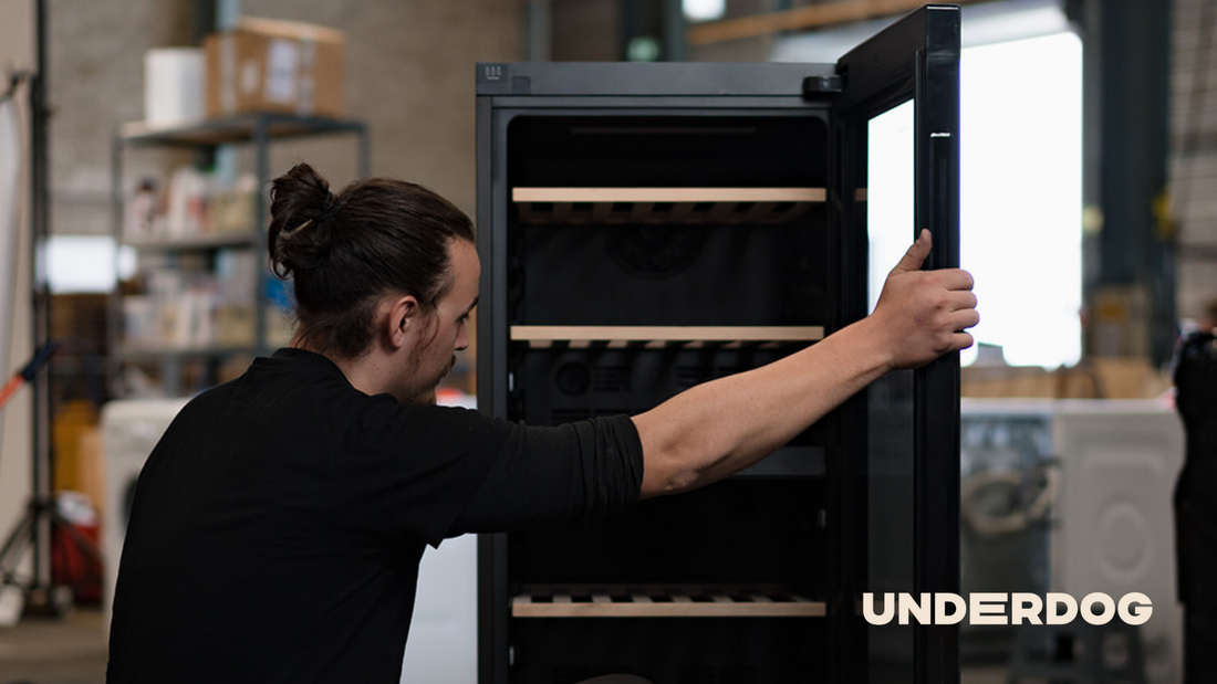 Un technicien répare une cave à vin