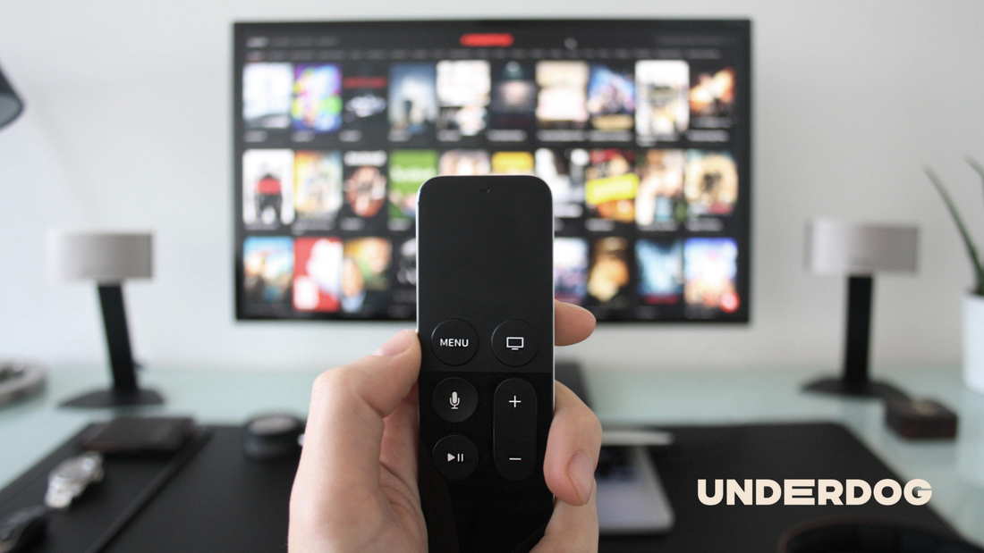 Une télécommande devant une télévision