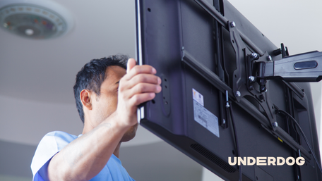 Un homme tient une télévision dans ces mains