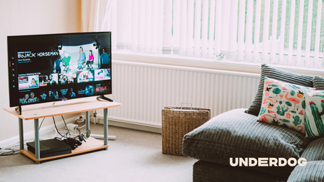 Une télévision allumée dans un salon