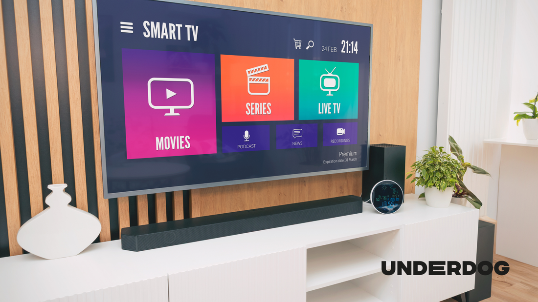 Une télévision connectée est allumée dans un salon