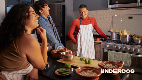  Trois personnes en train de préparer à manger dans une cuisine
