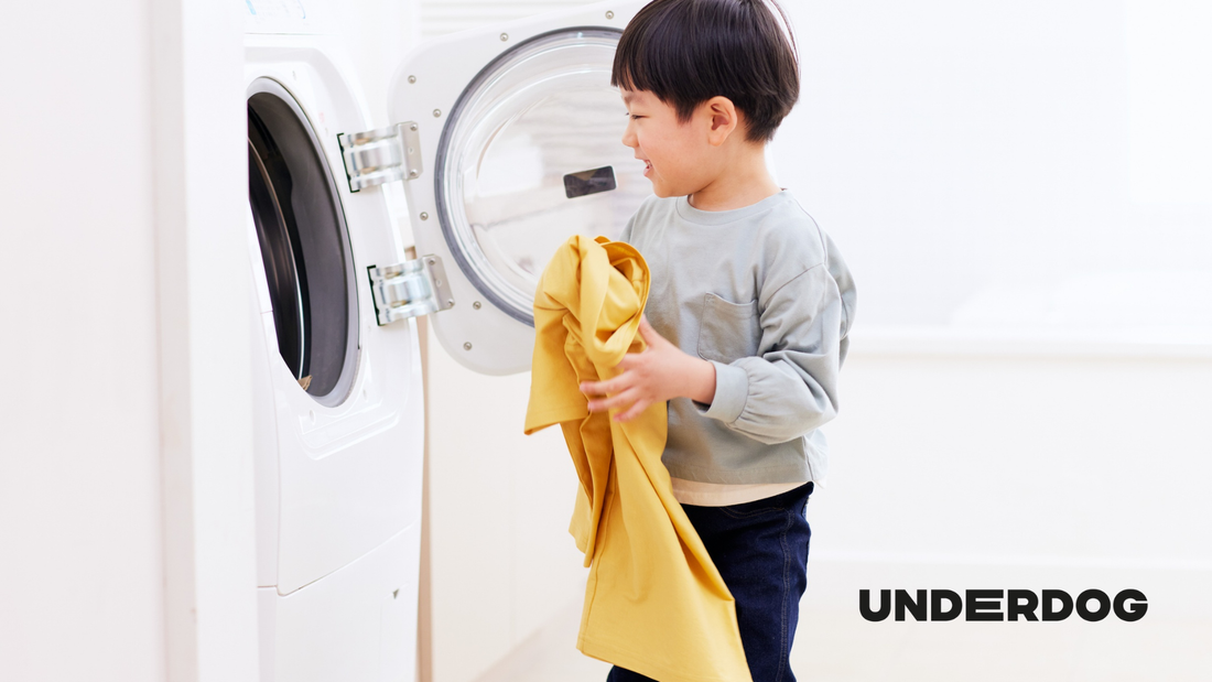 Un enfant devant une machine à laver