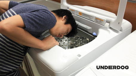 Un homme vérifie son lave-linge top