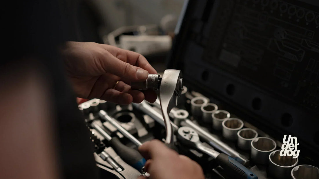 Technicien avec un clef dans sa main