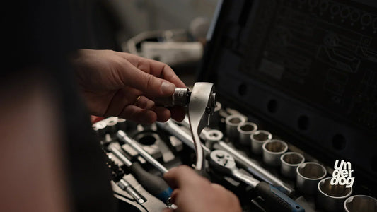 Technicien avec un clef dans sa main