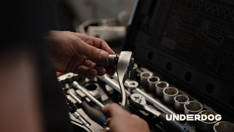 Technicien avec un clef dans sa main