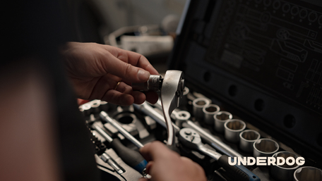 Un technicien avec une clef dans les mains