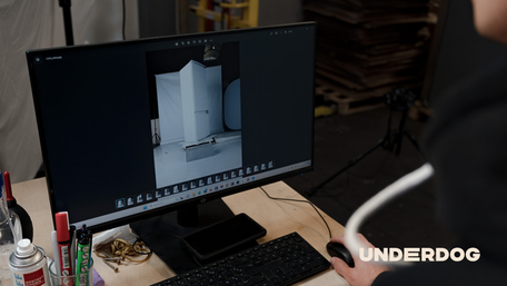 Un technicien travaillant sur un ordinateur affichant la photo d’un réfrigérateur