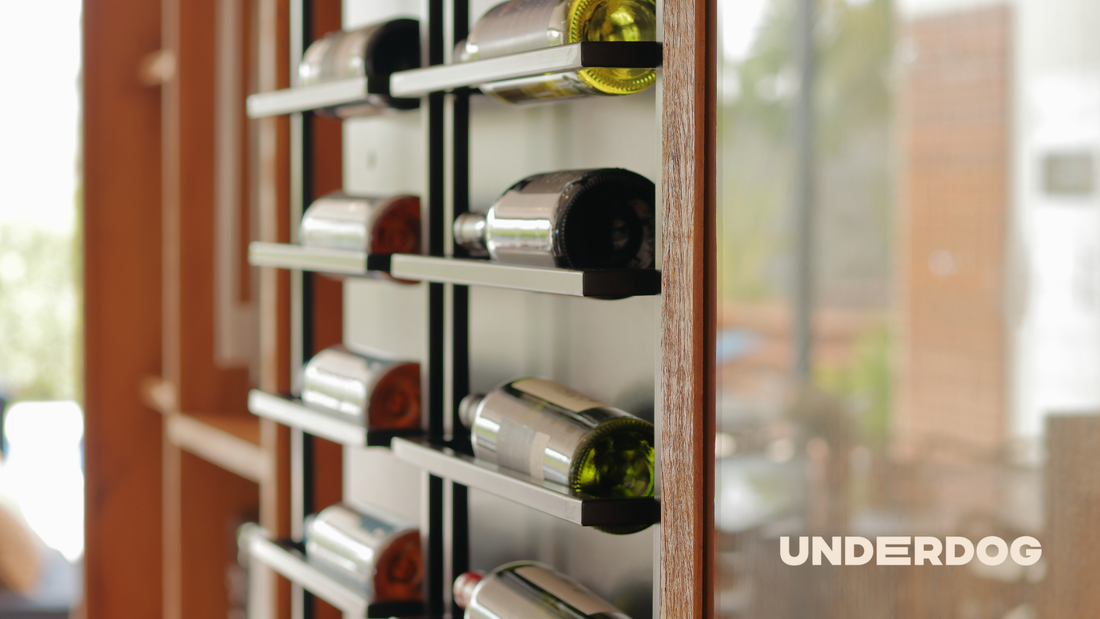 Des bouteilles de vins sont rangées et triées