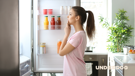 Une femme devant son réfrigérateur