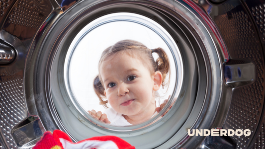 Un enfant devant un sèche-linge