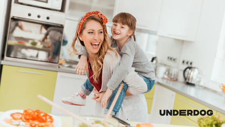 Une mère et sa fille dans une cuisine complète avec de l’électroménager