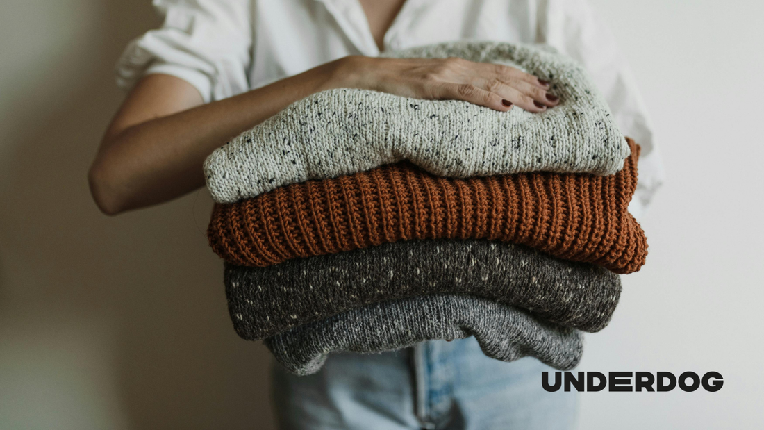 Une femme porte des vêtements propres et soigneusement pliés