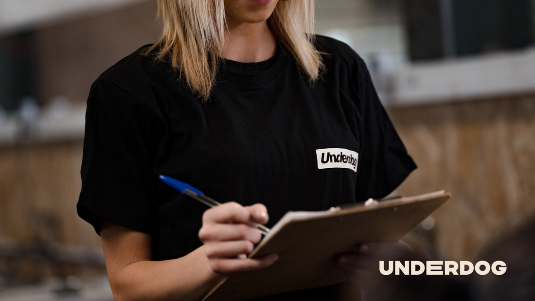 Une technicienne fait le diagnostique d'une machine.