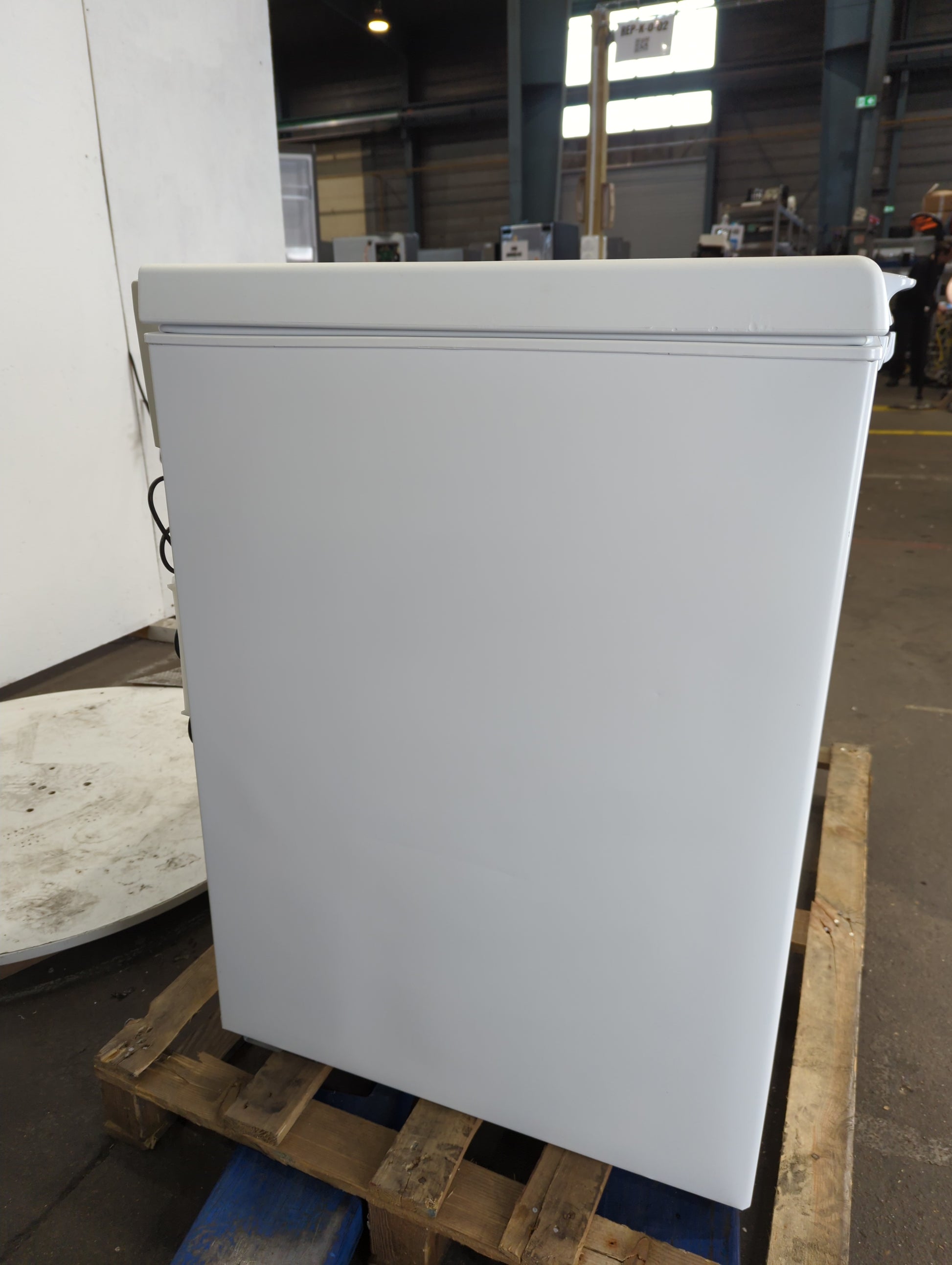 Congélateur Coffre 204 L Reconditionné WHIRLPOOL W204FO : vue du côté droit