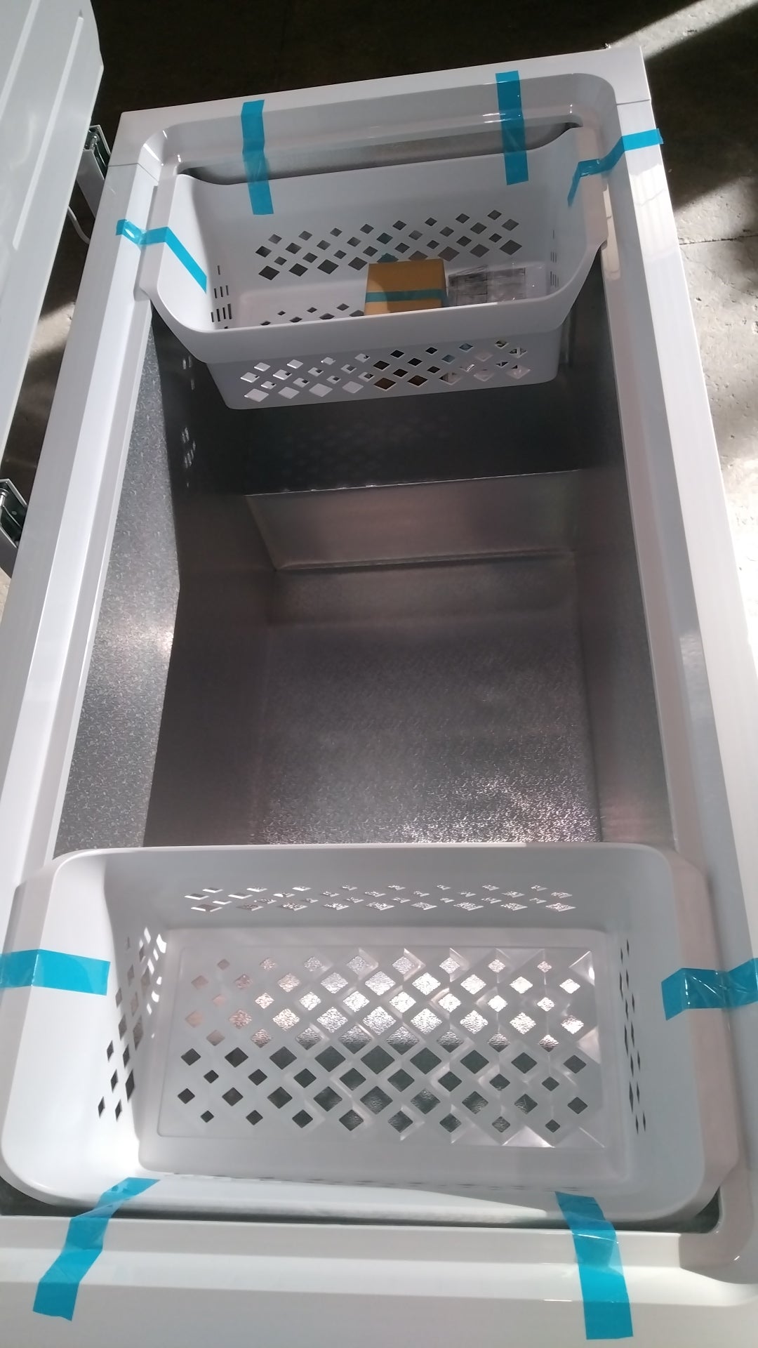 Congélateur Coffre 418 L Reconditionné BRANDT BFK418DBW : vue de l'intérieur