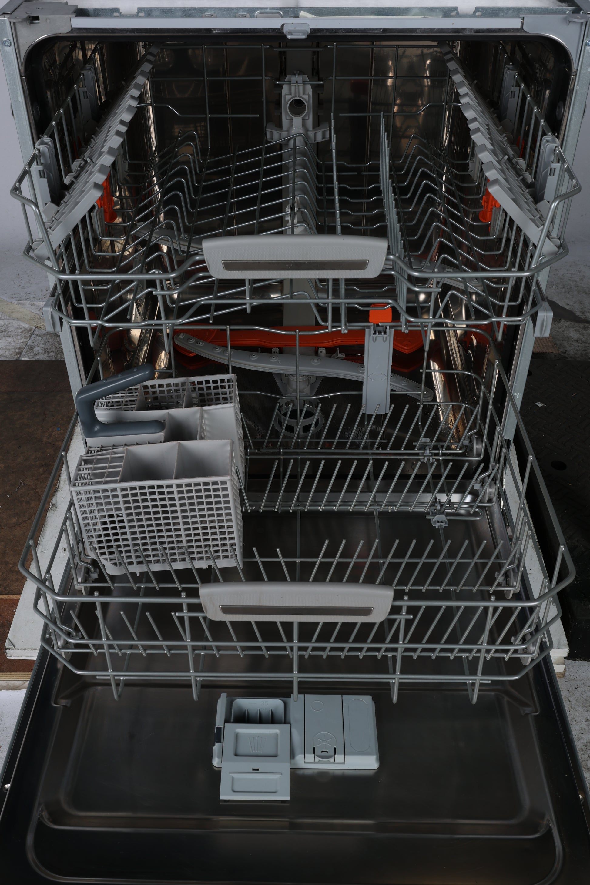 Lave-Vaisselle Encastrable 14 Cvts Reconditionné HOTPOINT HIO-3T21-W-E : vue de l'intérieur