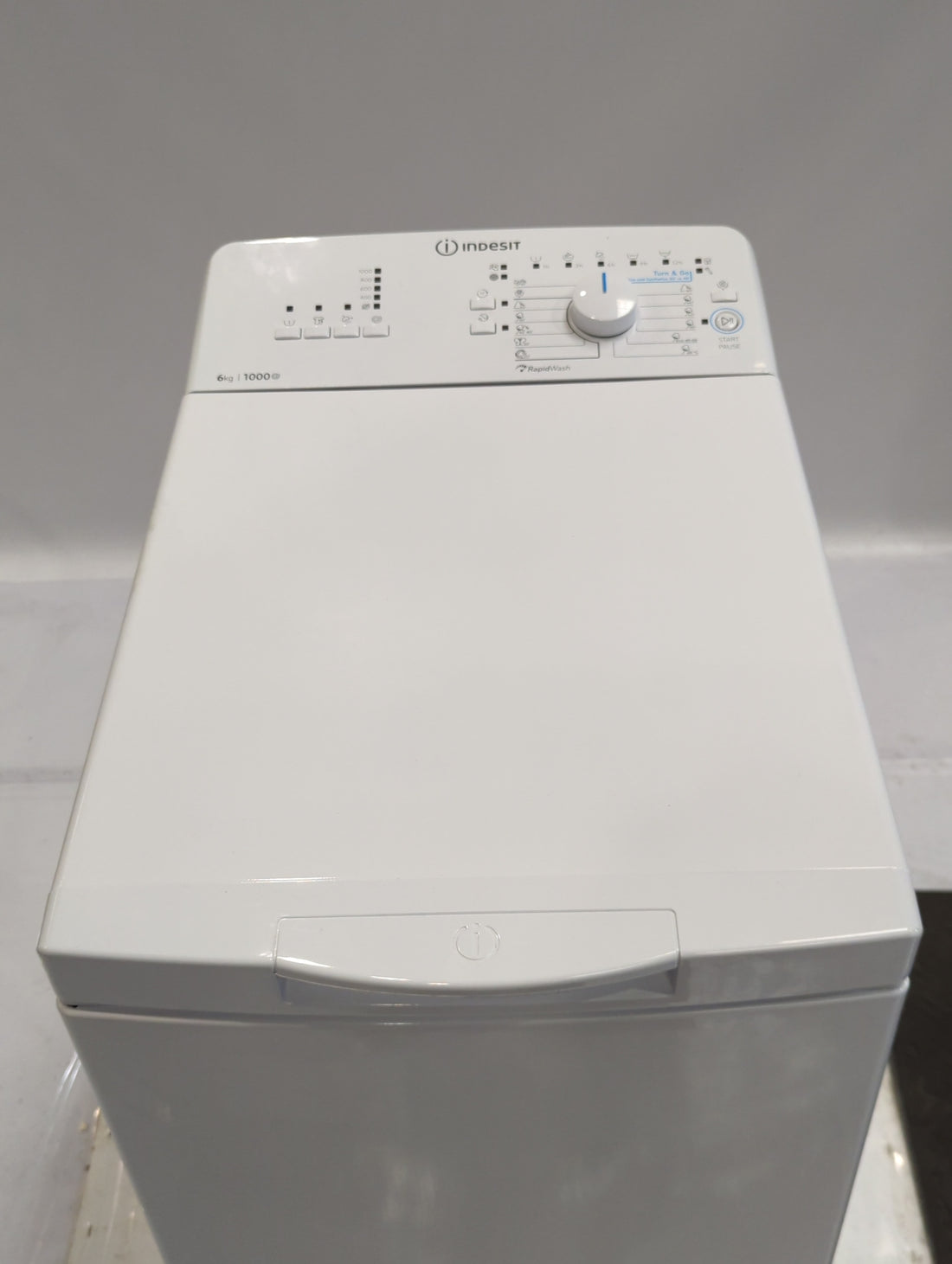 Lave-Linge Top 6 kg Reconditionné INDESIT BTWL60400EU/N : vue du haut ouverture et commandes