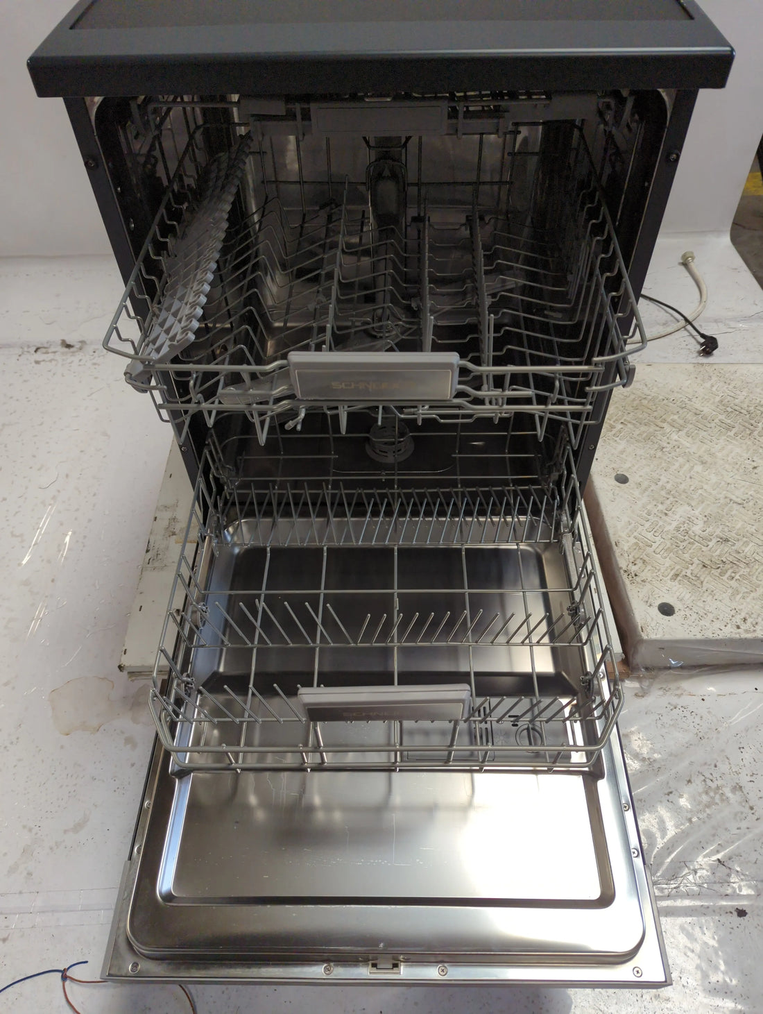 Lave-Vaisselle Pose Libre 14 Cvts Reconditionné SCHNEIDER SCDW1446IDBM : vue de l'intérieur