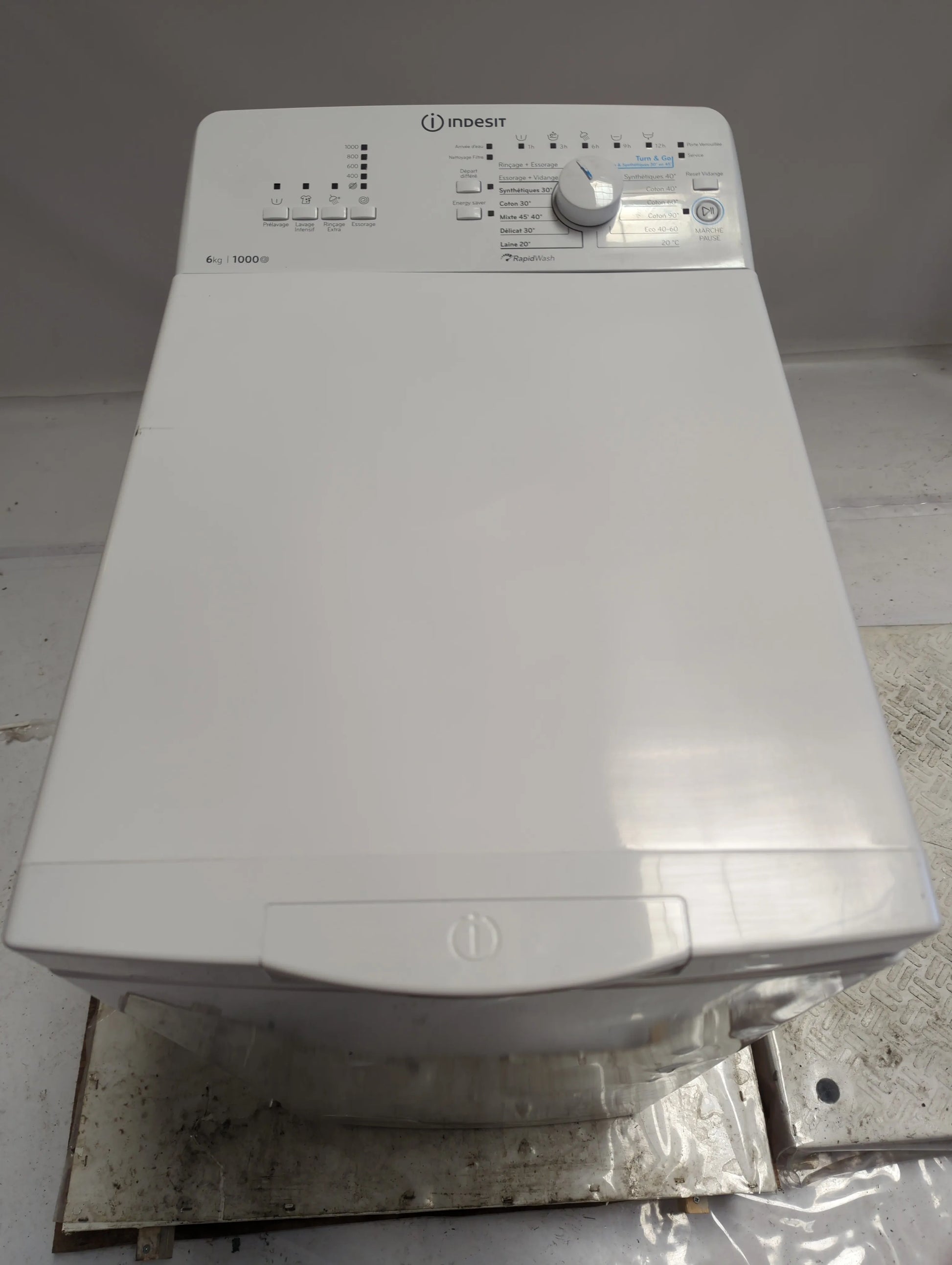 Lave-Linge Top 6 kg Reconditionné INDESIT BTWNL60300FR/N : vue du haut ouverture et commandes