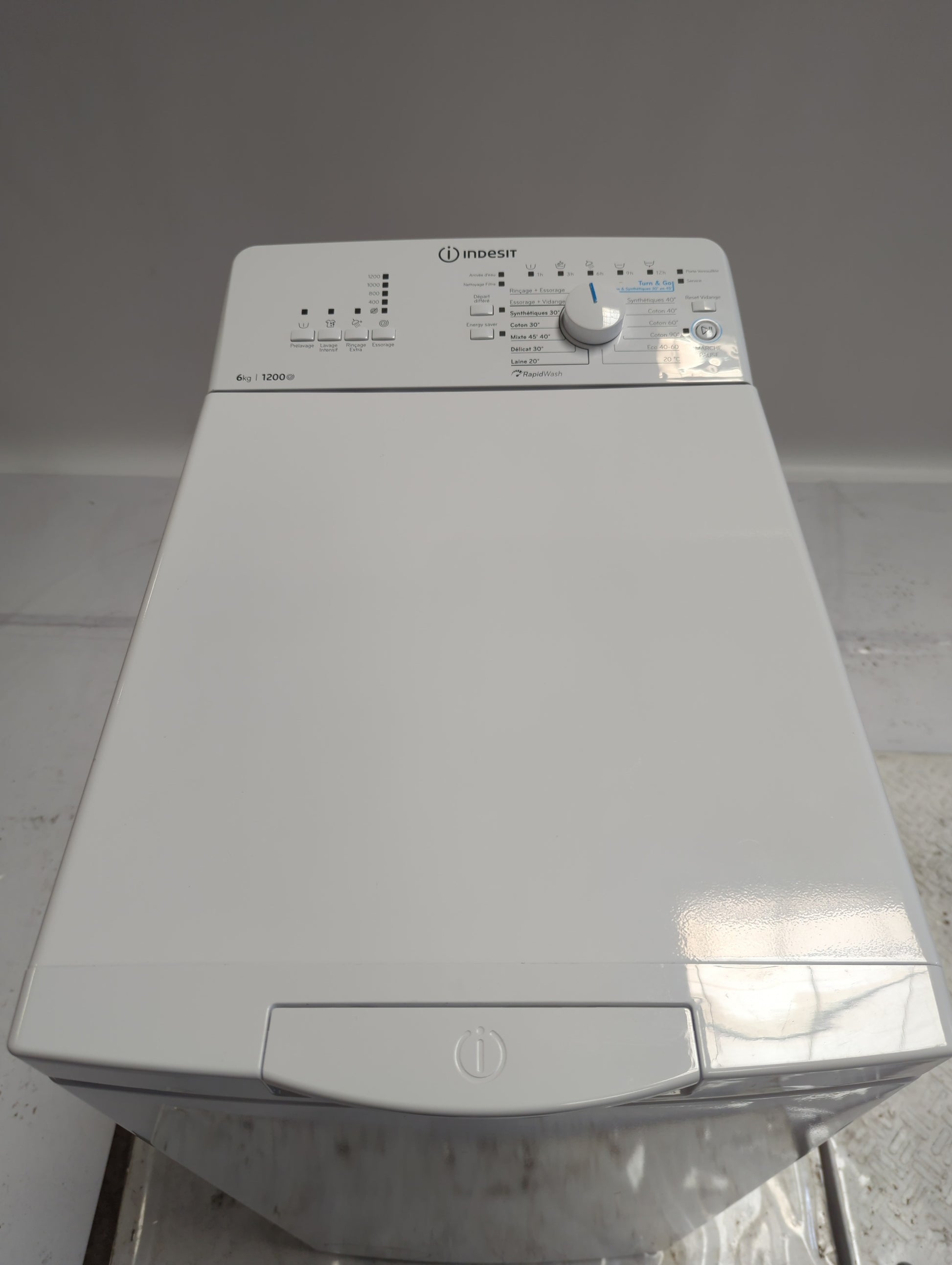 Lave-Linge Top 6 kg Reconditionné INDESIT BTWL6240FR/N : vue du haut ouverture et commandes