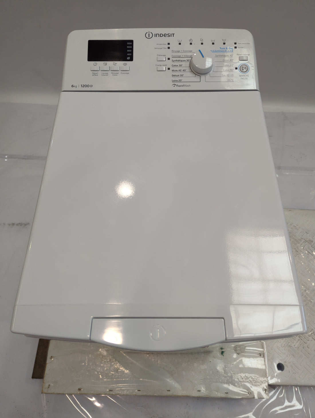 Lave-Linge Top 6 kg Reconditionné INDESIT BTWHS62300FRN : vue du haut ouverture et commandes