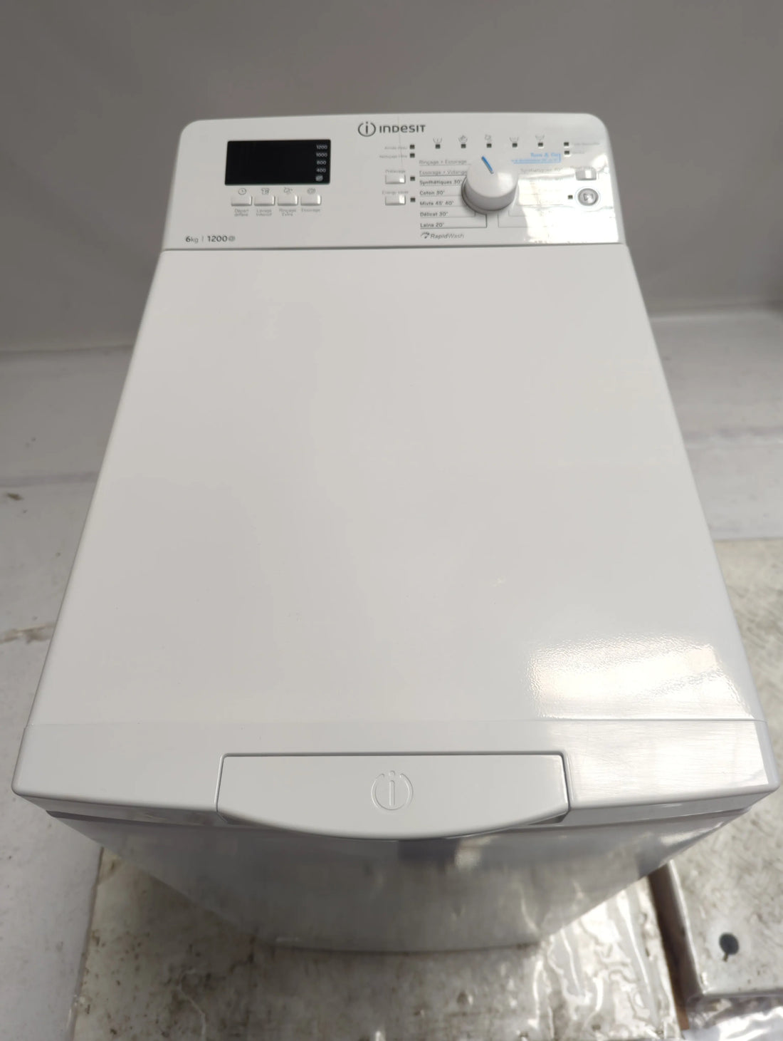 Lave-Linge Top 6 kg Reconditionné INDESIT BTWHS62300FRN : vue du haut ouverture et commandes