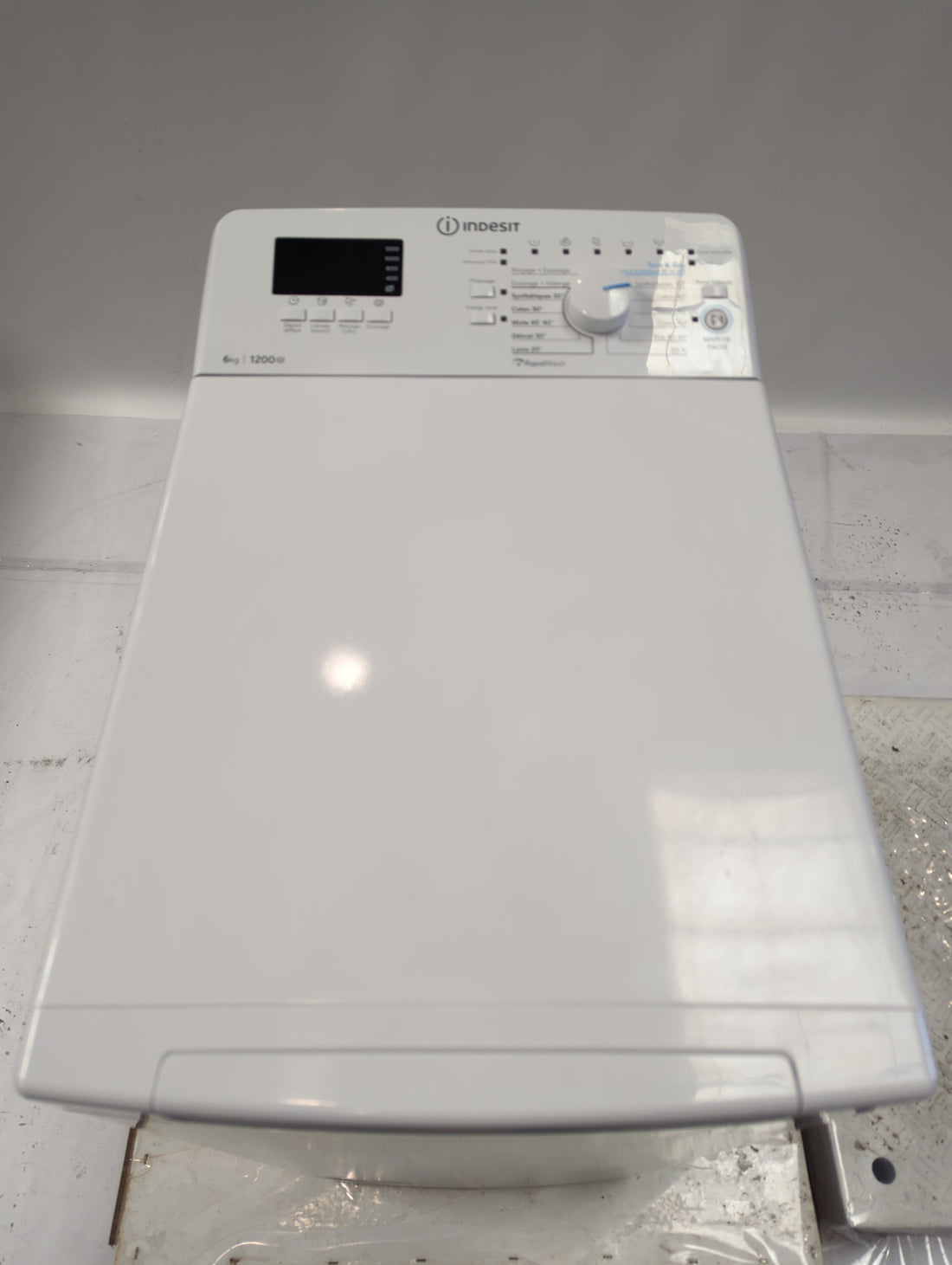 Lave-Linge Top 6 kg Reconditionné INDESIT BTWHS62300FRN : vue du haut ouverture et commandes