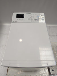 Lave-Linge Top 6 kg Reconditionné INDESIT BTWHS62300FRN : vue du haut ouverture et commandes