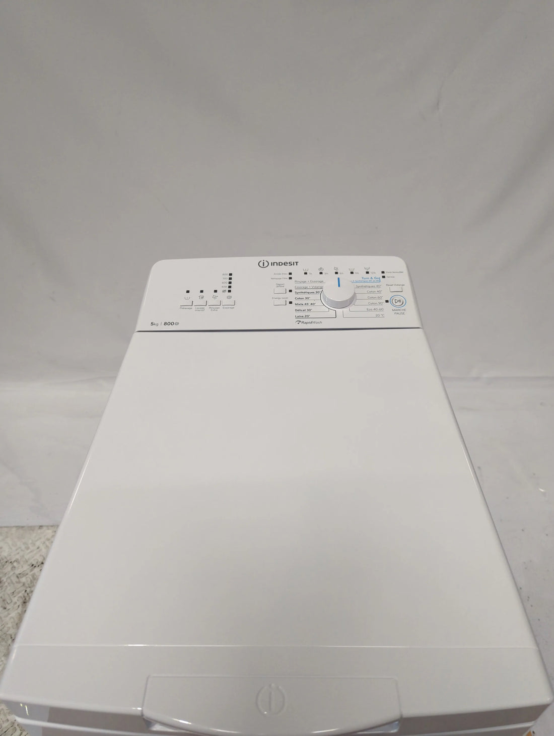 Lave-Linge Top 5 kg Reconditionné INDESIT BTWL58300FR/N : vue du haut ouverture et commandes