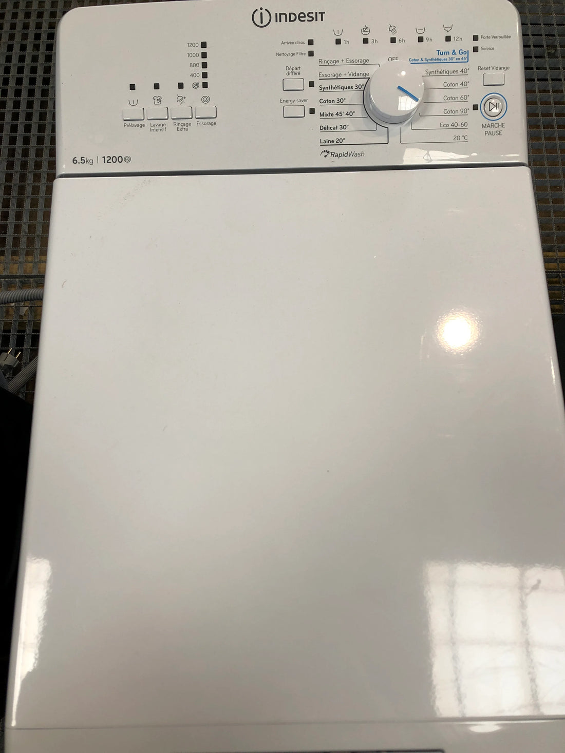 Lave-Linge Top 6 kg Reconditionné INDESIT BTW L65230 FR : vue du haut ouverture et commandes