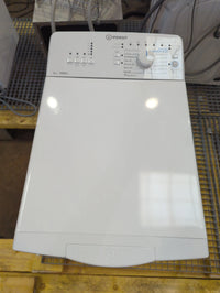 Lave-Linge Top 6 kg Reconditionné INDESIT BTWNL60400FR/N : vue du haut ouverture et commandes