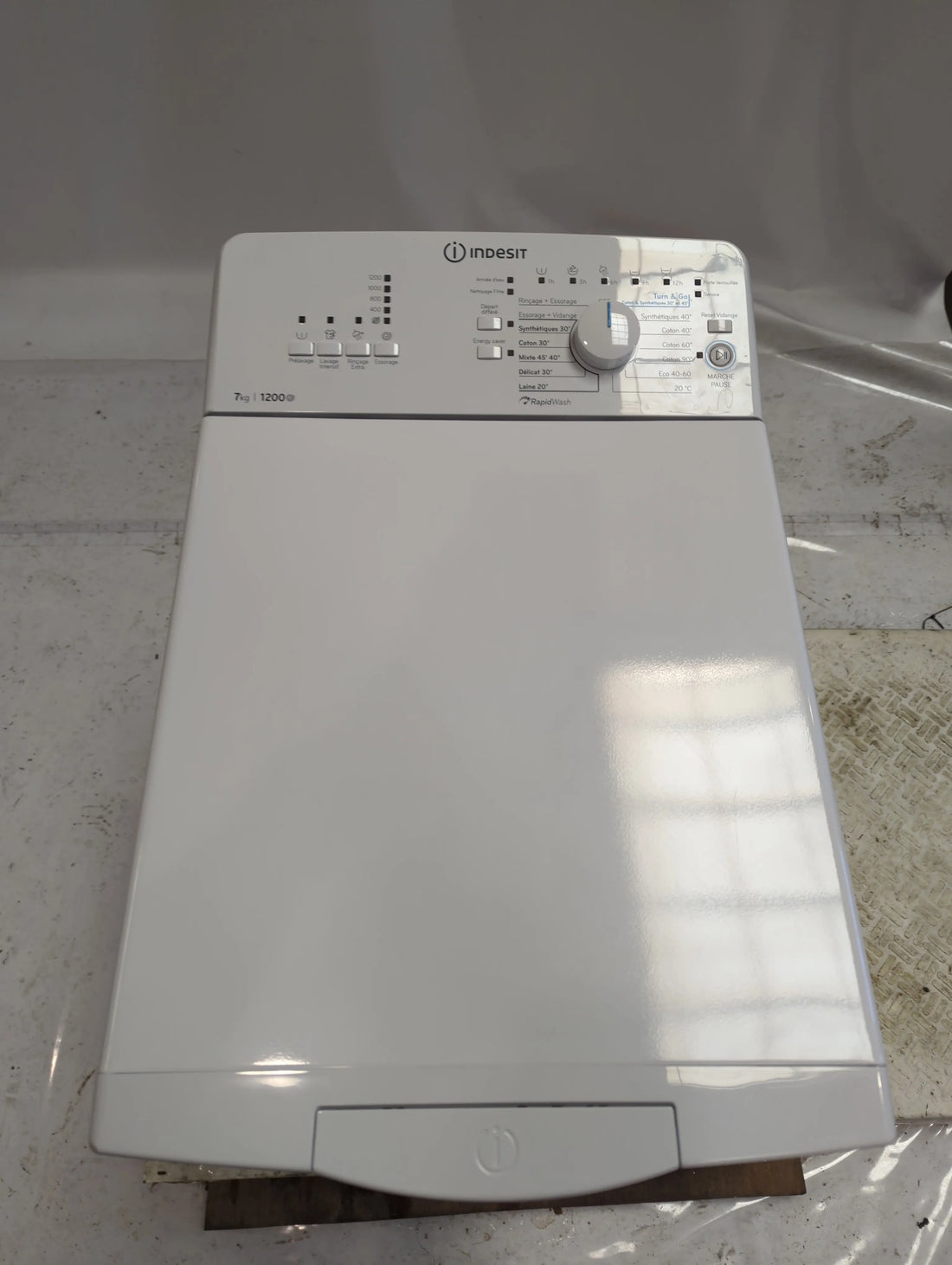 Lave-Linge Top 7 kg Reconditionné INDESIT BTWL7220FR/N : vue du haut ouverture et commandes