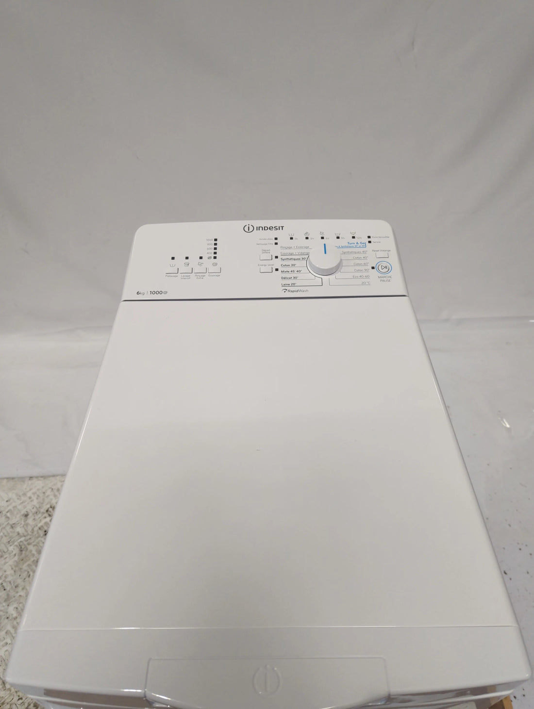 Lave-Linge Top 6 kg Reconditionné INDESIT BTWNL60400FR/N : vue du haut ouverture et commandes