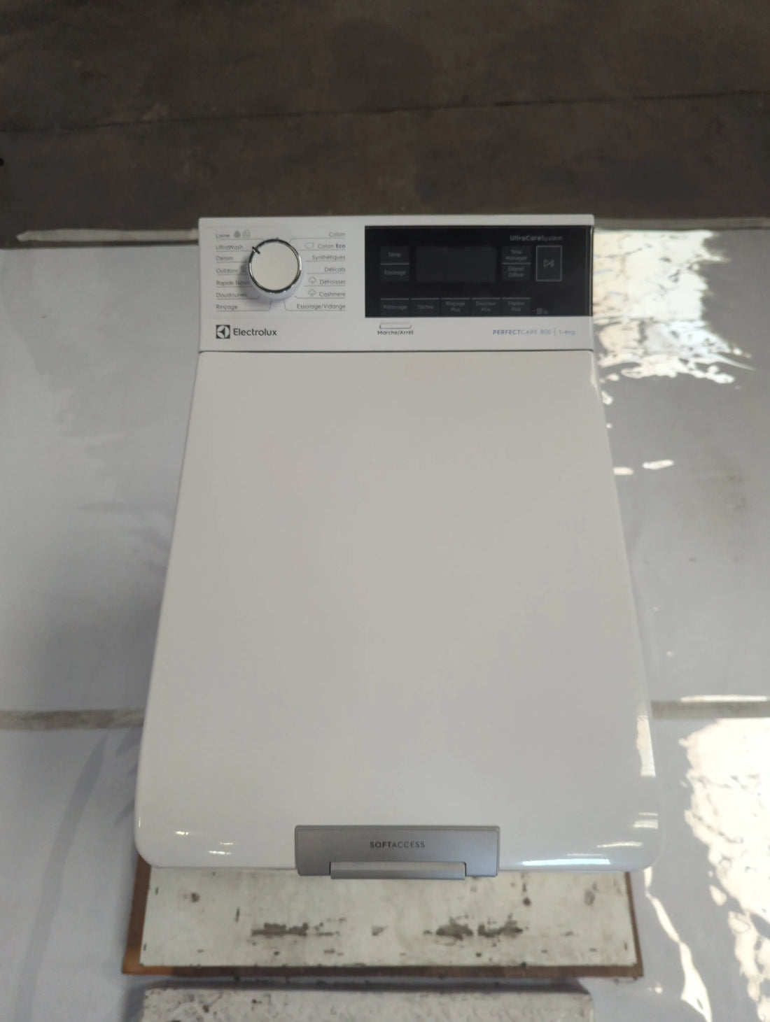 Lave-Linge Top 6 kg Reconditionné ELECTROLUX EW8T3376HL : vue du haut ouverture et commandes