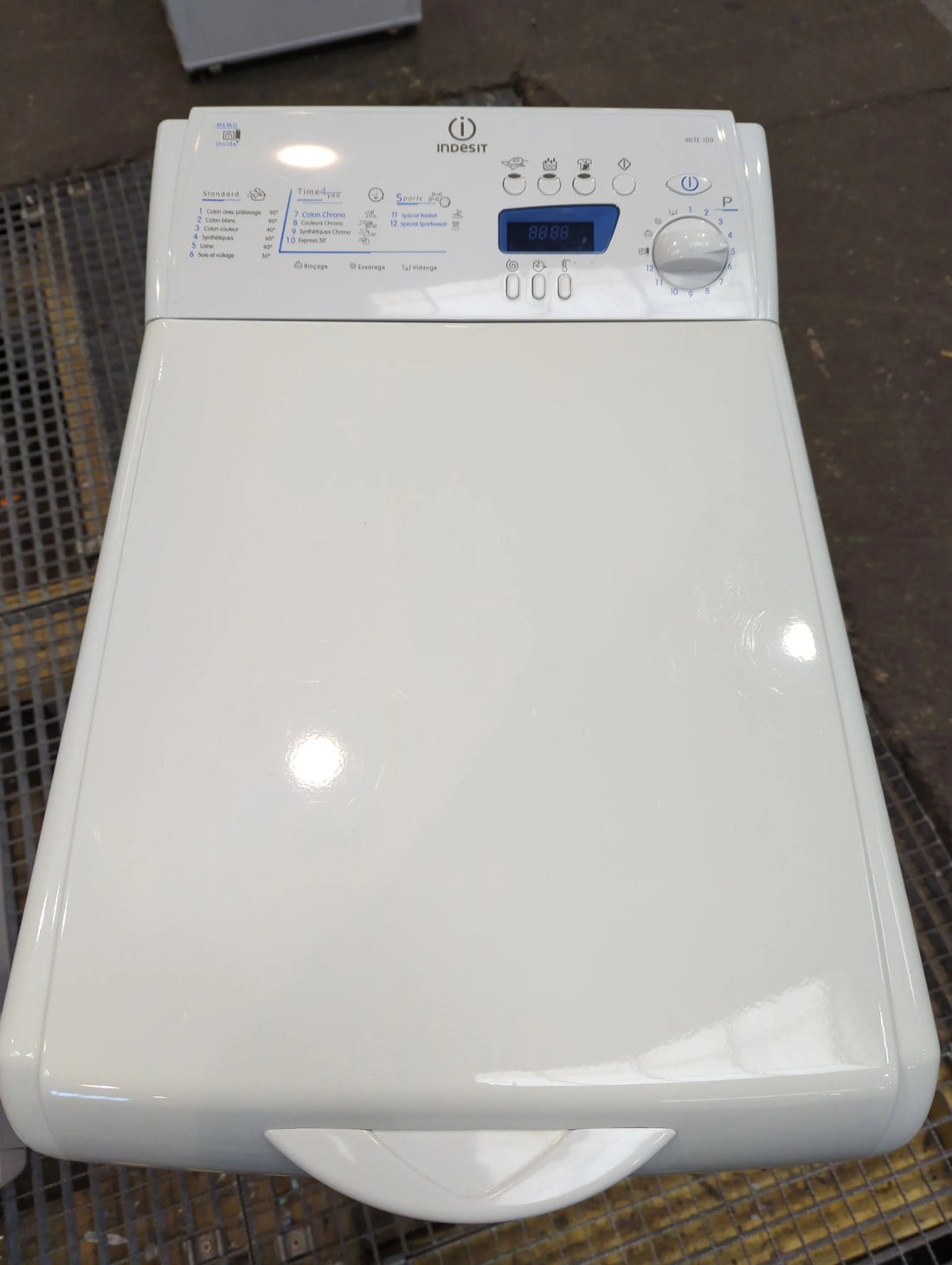 Lave-Linge Top 5 kg Reconditionné INDESIT WITE100 : vue du haut ouverture et commandes