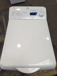 Lave-Linge Top 5 kg Reconditionné INDESIT WITE100 : vue du haut ouverture et commandes