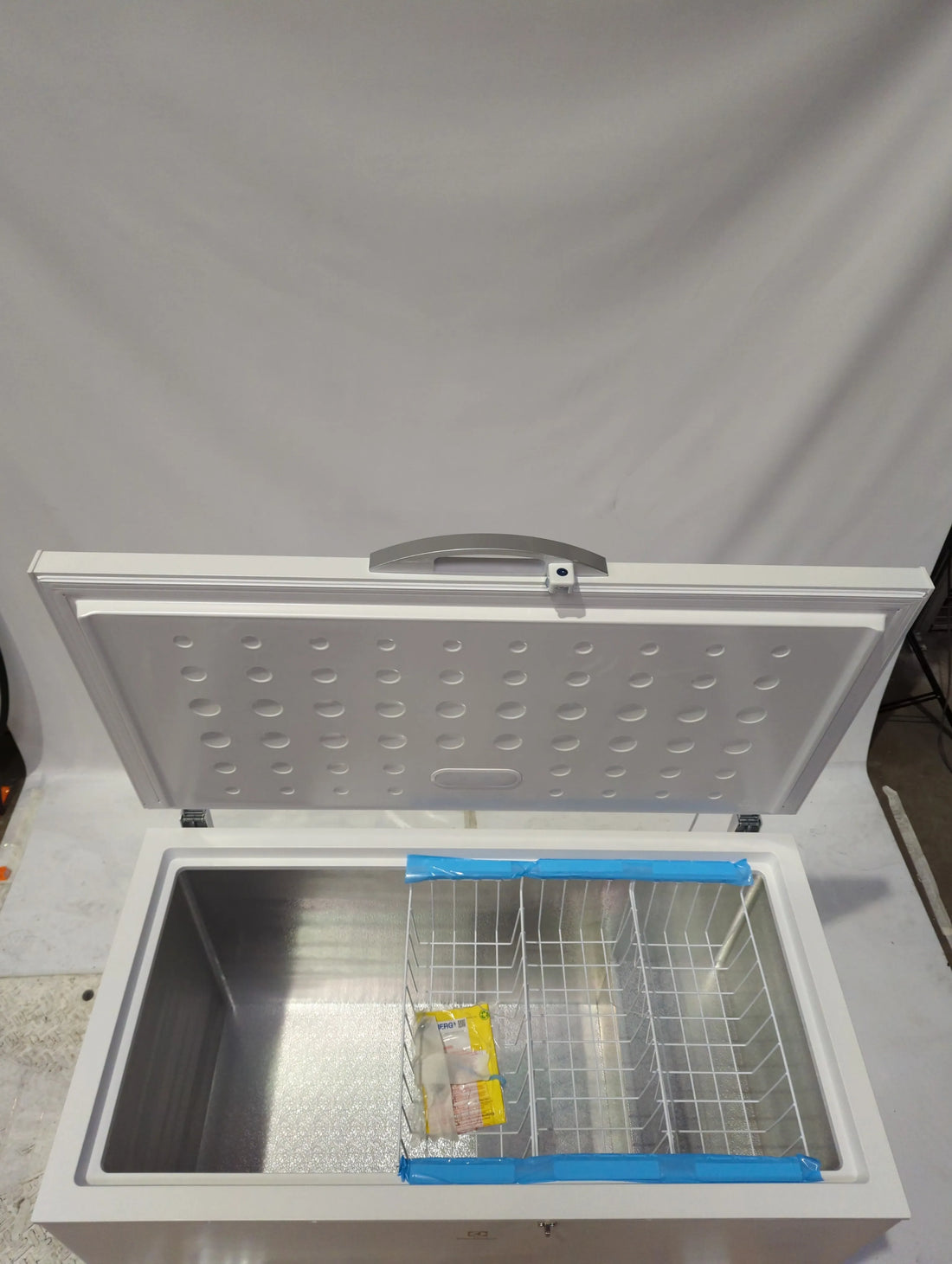 Congélateur Coffre 371 L Reconditionné ELECTROLUX  LCB3LE38W0 : vue de l'intérieur
