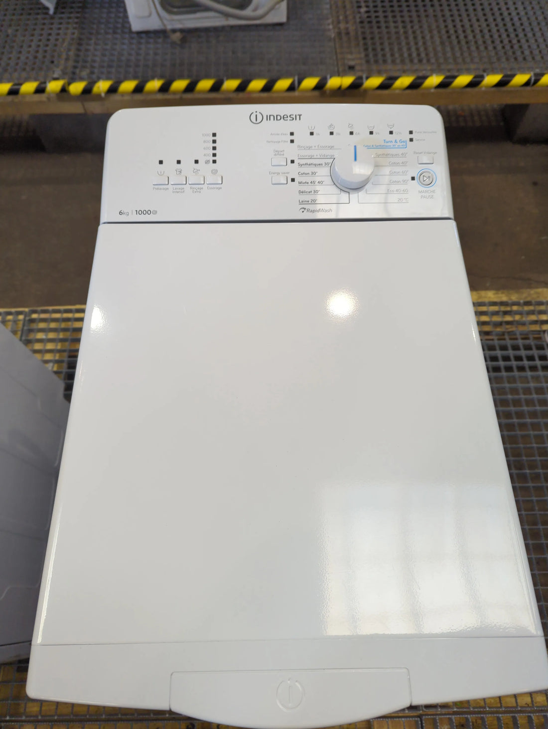 Lave-Linge Top 6 kg Reconditionné INDESIT BTWNL60400FR/N : vue du haut ouverture et commandes