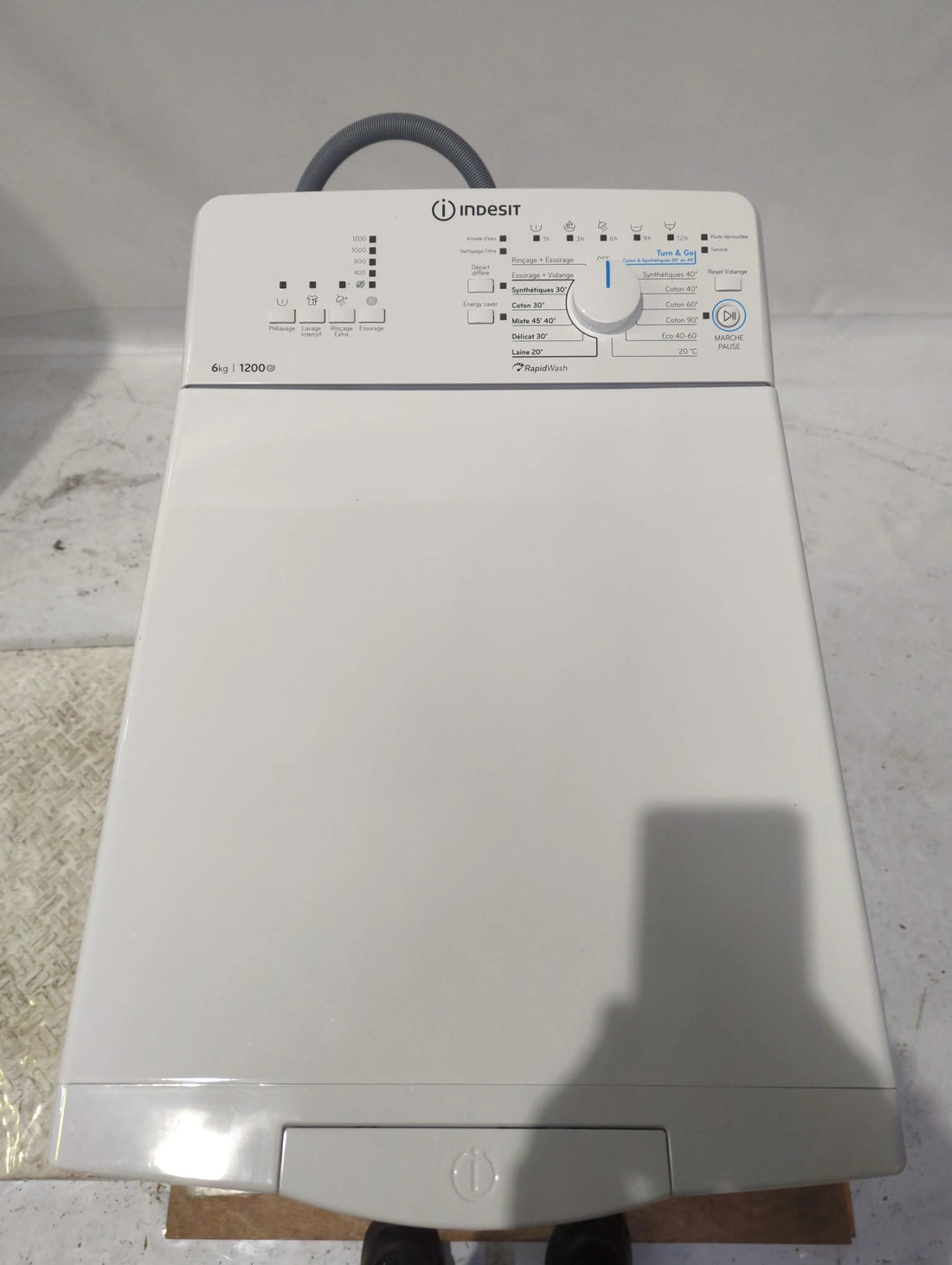 Lave-Linge Top 6 kg Reconditionné INDESIT BTWL6240FR/N : vue du haut ouverture et commandes
