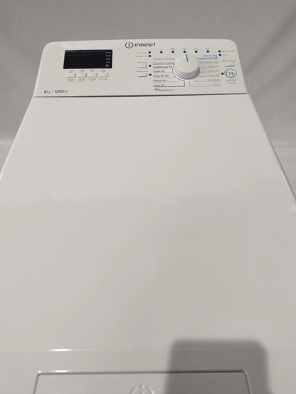 Lave-Linge Top 6 kg Reconditionné INDESIT BTWL6240FR/N : vue du haut ouverture et commandes